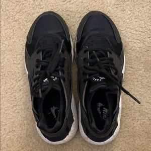 used!! Black Nike Air Huarache sneakers